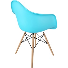 Skandynawskie Krzesło kubełkowe z podłokietnikami P018W PP jasny niebieski/buk D2.Design do kuchni, jadalni i salonu.