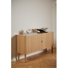 Komoda fornirowana na nóżkach Langley 160x40x80cm dąb Actona