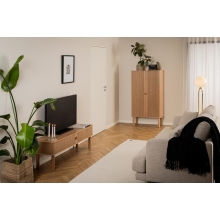 Komoda fornirowana na nóżkach Langley 80x40x145cm dąb Actona