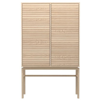 Regał stojący zamykany z frezowanymi frontami na wysokich nózkach Linley 91x150cm dąb bielony Actona