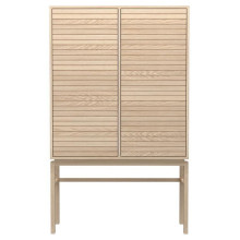 Regał stojący zamykany z frezowanymi frontami na wysokich nózkach Linley 91x150cm dąb bielony Actona