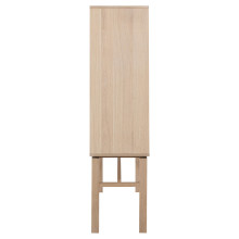Regał stojący zamykany z frezowanymi frontami na wysokich nózkach Linley 91x150cm dąb bielony Actona