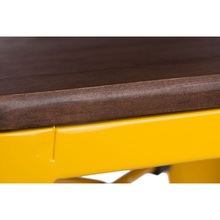 Hoker metalowy z drewnianym siedziskiem Paris Wood 75 żółty/sosna orzech D2.Design do kuchni, restauracji i baru.