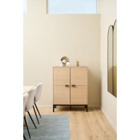 Komoda z frezowanymi frontami na nożach Kensington 91x120cm dąb bielony / czarny Actona 2