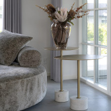 Mosiężny stolik pomocniczy okrągły na marmurowej podstawie Lecco 51cm House Nordic