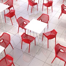 Nowoczesne Krzesło ażurowe z podłokietnikami AIR XL czerwone Siesta do kuchni, jadalni i salonu.