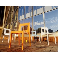 Stylowe Krzesło z tworzywa LUCCA pomarańczowy Siesta do stołu.