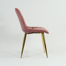 Krzesło welurowe pikowane na złotych nogach Chic Velvet Gold antyczny róż Signal do salonu, kuchni i jadalni.
