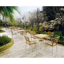 Krzesło ogrodowe z podłokietnikami Bella beżowe Siesta do ogrodu i na taras.