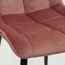 Krzesło welurowe pikowane Chic Velvet różowe Signal do kuchni, jadalni i salonu.