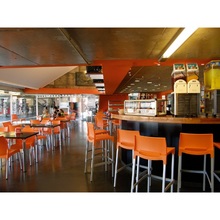 Krzesło barowe plastikowe GIO 75 pomarańczowe Siesta do kuchni, restauracji i baru.