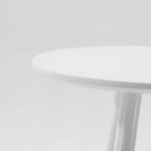 Skandynawski Okrągły zestaw stolików bocznych Cleo biały Signal do salonu, poczekalni lub kawiarni.