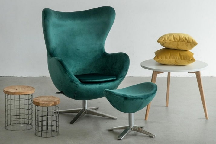 Zielony fotel inspirowany Jajo na obrotowej podstawie z podnóżkiem