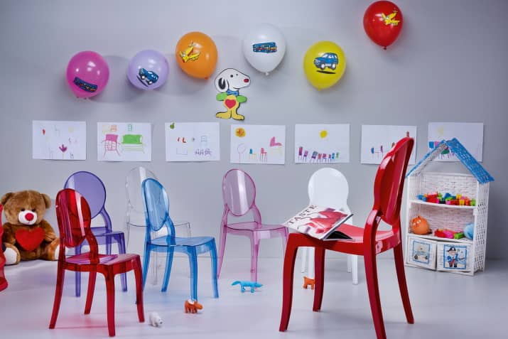 Kolorowe krzesełka dziecięce.