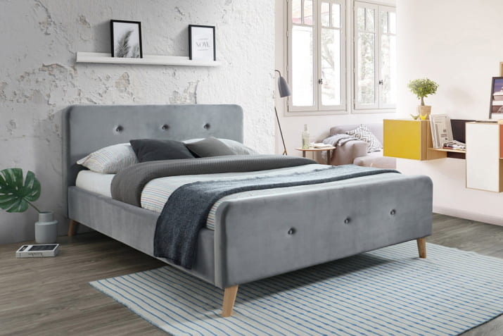 Szare łóżko welurowe Malmo 160 na drewnianych nóżkach